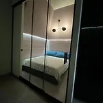 Cozy By The Sea With A Private Courtyard דירה