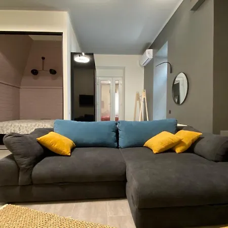 Cozy By The Sea With A Private Courtyard Apartmán