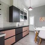 Cozy By The Sea With A Private Courtyard شقة