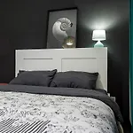 Cozy By The Sea With A Private Courtyard شقة