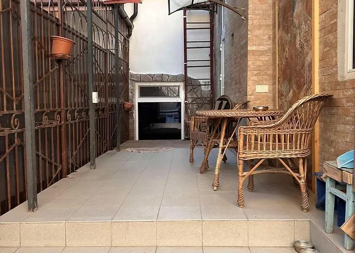 Cozy By The Sea With A Private Courtyard Apartment